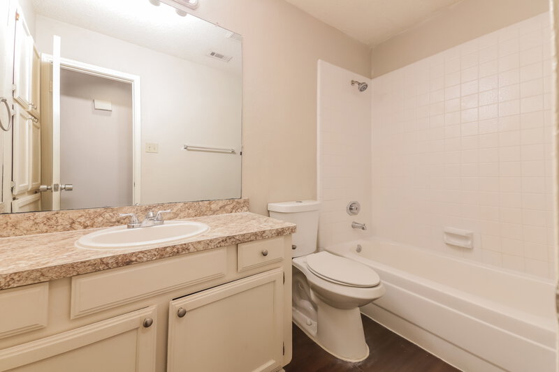1,915/Mo, 9723 Pinehurst Ln Dallas, TX 75227 Bathroom View