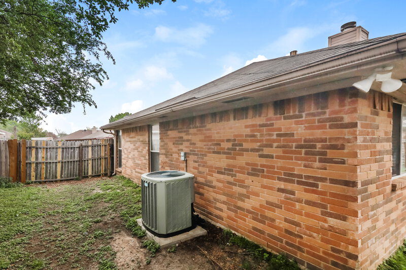 1,915/Mo, 9723 Pinehurst Ln Dallas, TX 75227 Rear View