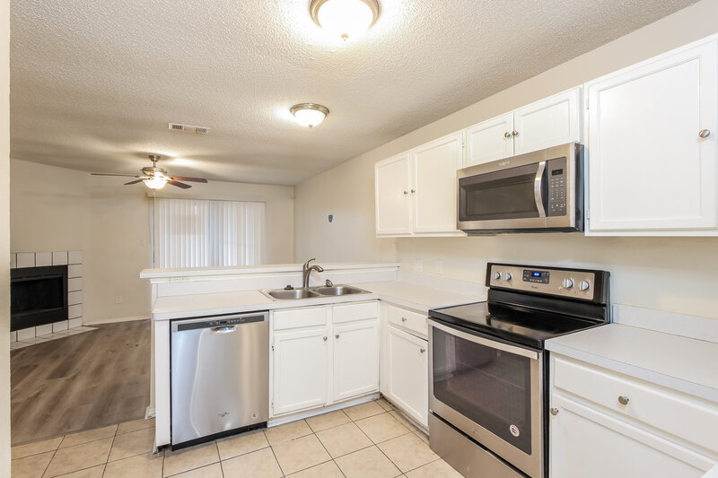 1,915/Mo, 2946 Lawndale Dr Lancaster, TX 75134 Kitchen View