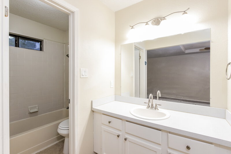 1,915/Mo, 2946 Lawndale Dr Lancaster, TX 75134 Main Bathroom View
