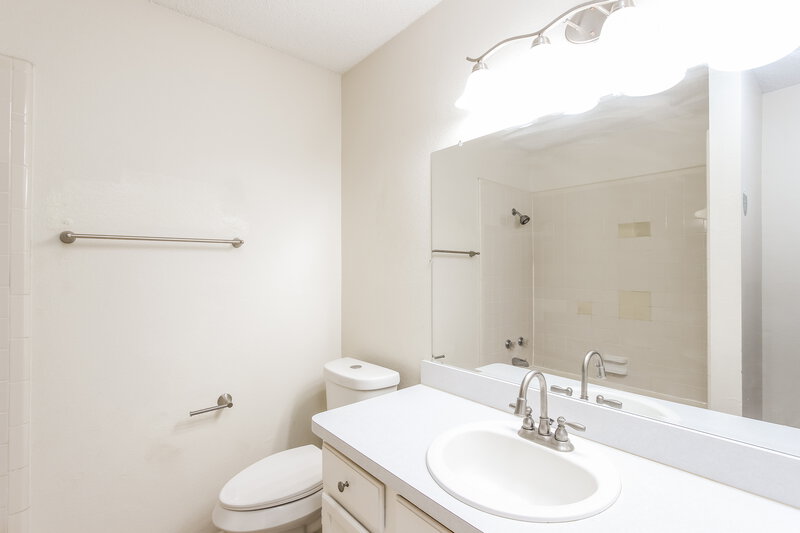 1,915/Mo, 2946 Lawndale Dr Lancaster, TX 75134 Bathroom View