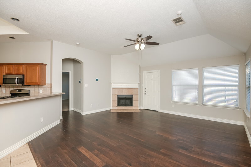 2,070/Mo, 11009 Deer Trl Fort Worth, TX 76140 Living Room View