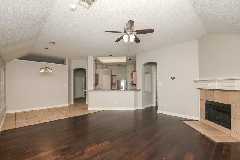 2,070/Mo, 11009 Deer Trl Fort Worth, TX 76140 Living Room View 2