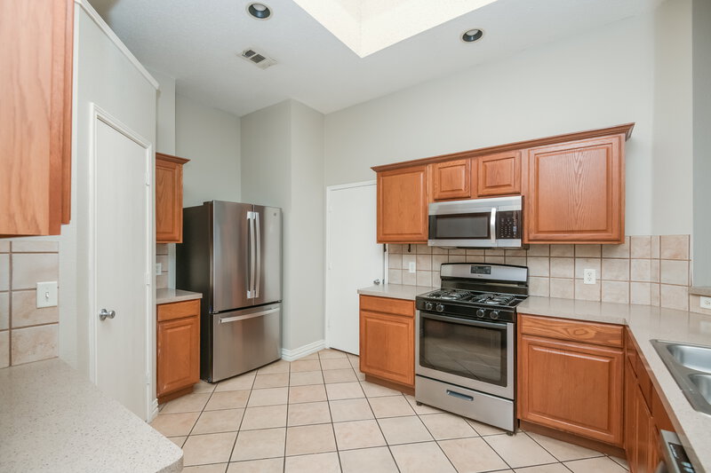 2,070/Mo, 11009 Deer Trl Fort Worth, TX 76140 Kitchen View