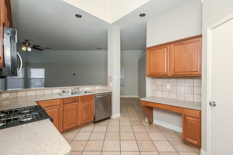 2,070/Mo, 11009 Deer Trl Fort Worth, TX 76140 Kitchen View 2