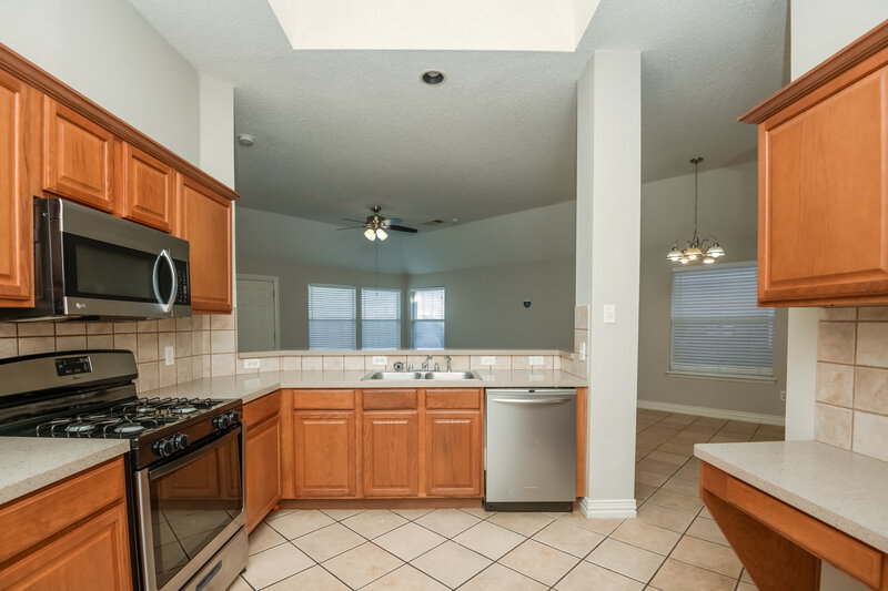 2,070/Mo, 11009 Deer Trl Fort Worth, TX 76140 Kitchen View 3