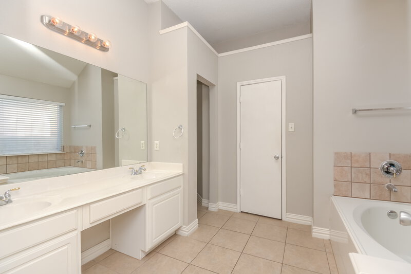 2,070/Mo, 11009 Deer Trl Fort Worth, TX 76140 Main Bathroom View