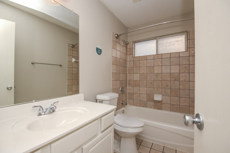 2,070/Mo, 11009 Deer Trl Fort Worth, TX 76140 Bathroom View
