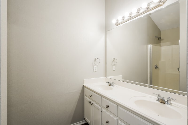 2,325/Mo, 12124 Rowsley Ln Burleson, TX 76028 Main Bathroom View