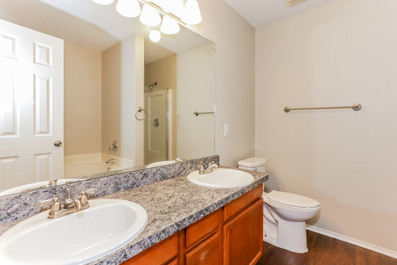 2,210/Mo, 10229 Dawson Trl Fort Worth, TX 76108 Main Bathroom View