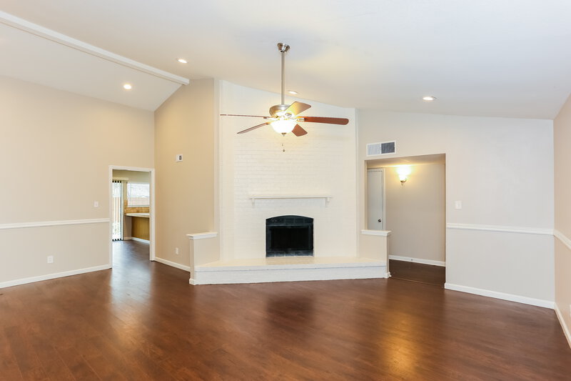 2,365/Mo, 1509 Lewis Trl Grand Prairie, TX 75052 Living Room View