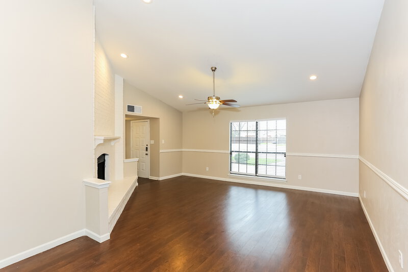 2,365/Mo, 1509 Lewis Trl Grand Prairie, TX 75052 Living Room View 2