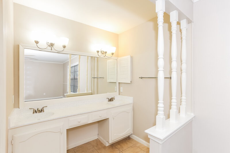 2,365/Mo, 1509 Lewis Trl Grand Prairie, TX 75052 Main Bathroom View
