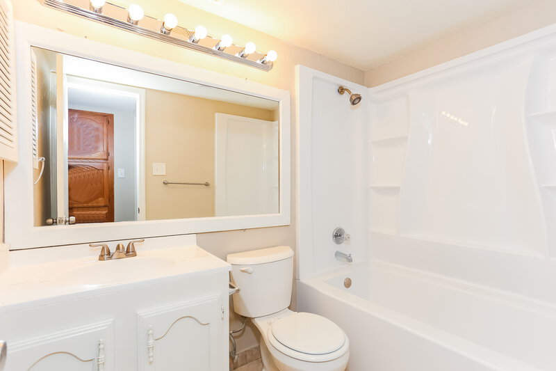 2,365/Mo, 1509 Lewis Trl Grand Prairie, TX 75052 Main Bathroom View 2