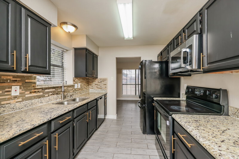 2,210/Mo, 216 Mesa Wood Dr Glenn Heights, TX 75154 Kitchen View 2