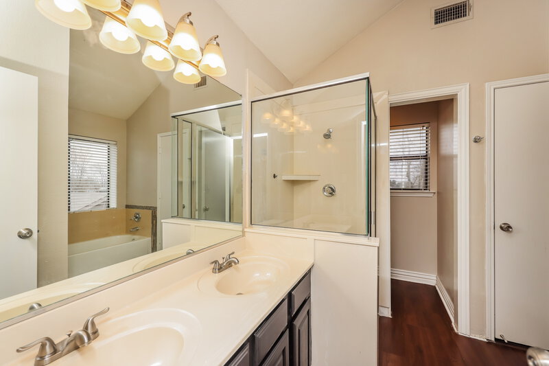2,210/Mo, 216 Mesa Wood Dr Glenn Heights, TX 75154 Main Bathroom View