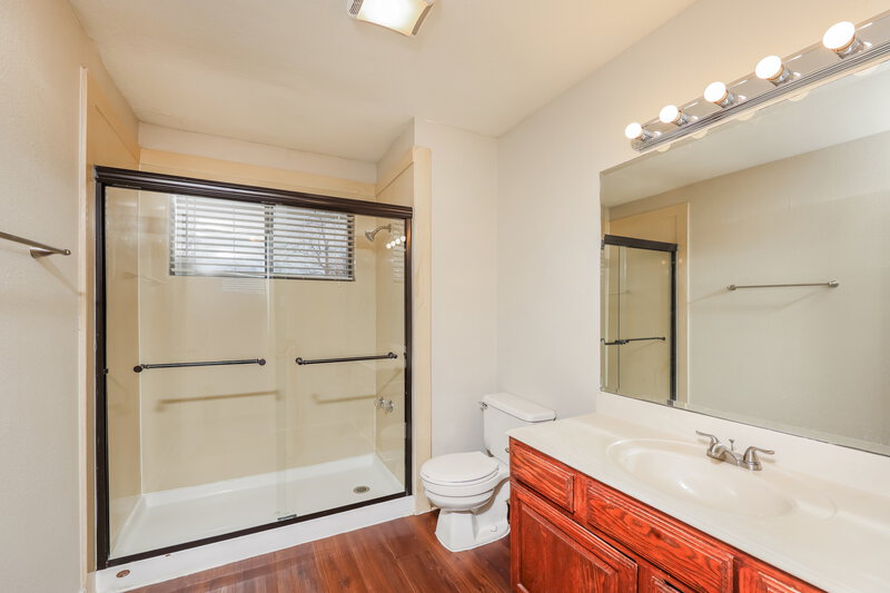 2,210/Mo, 216 Mesa Wood Dr Glenn Heights, TX 75154 Bathroom View