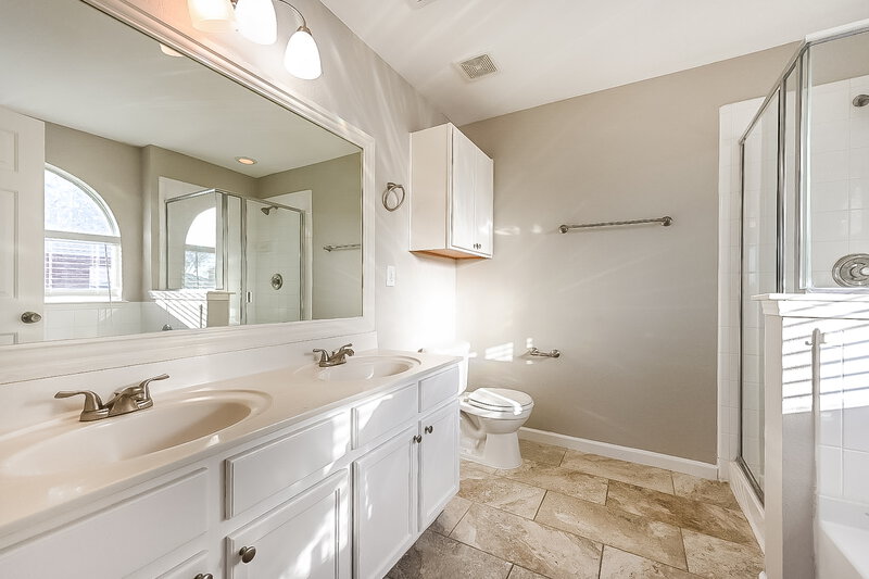 2,215/Mo, 609 Snowy Orchid Ln Desoto, TX 75115 Main Bathroom View
