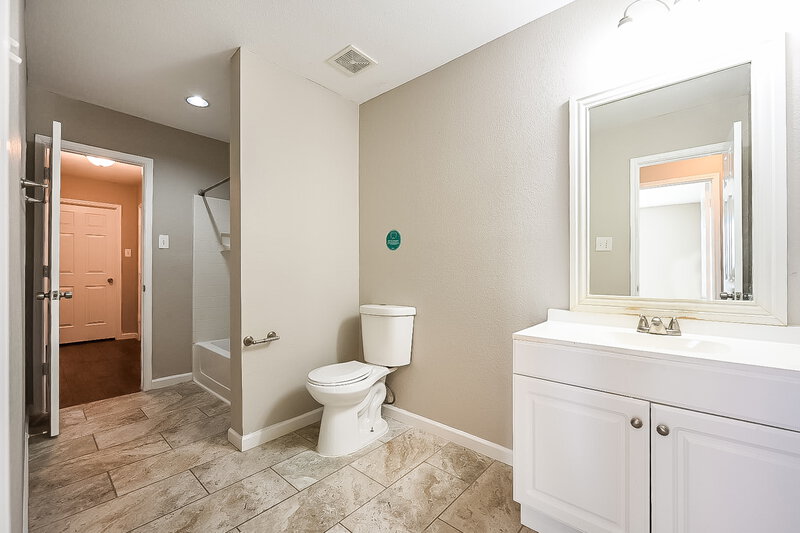 2,215/Mo, 609 Snowy Orchid Ln Desoto, TX 75115 Bathroom View