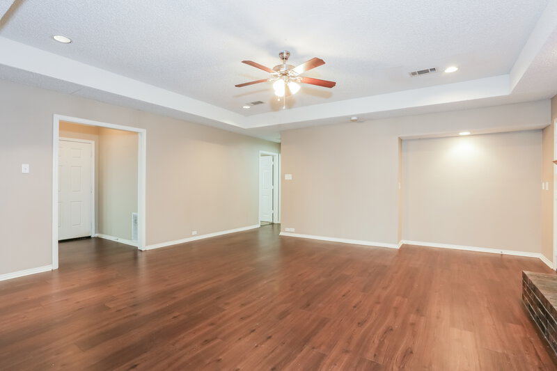 2,140/Mo, 849 Woodridge Cir Desoto, TX 75115 Living Room View 3