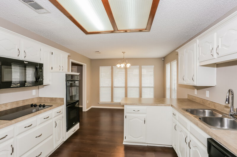 2,140/Mo, 849 Woodridge Cir Desoto, TX 75115 Kitchen View 2