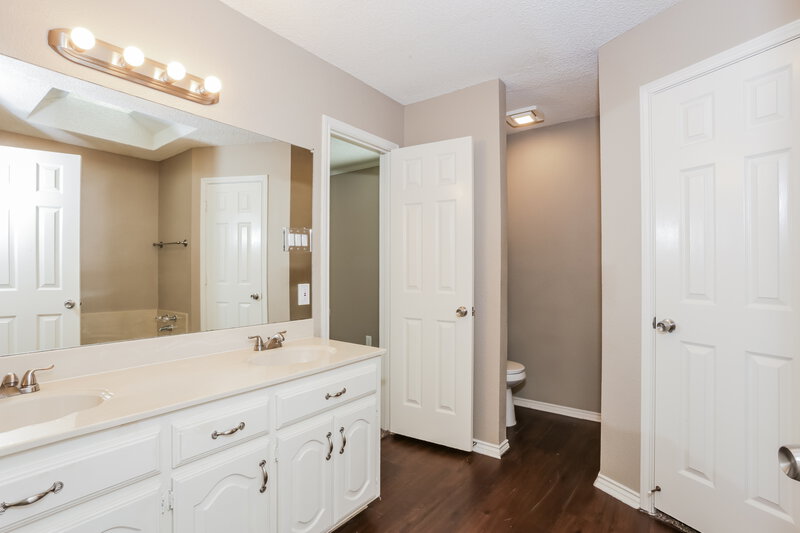 2,140/Mo, 849 Woodridge Cir Desoto, TX 75115 Main Bathroom View