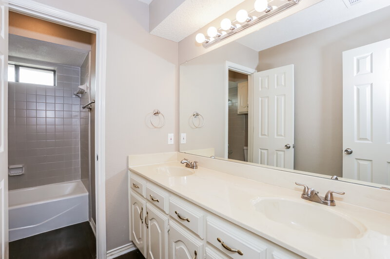 2,140/Mo, 849 Woodridge Cir Desoto, TX 75115 Bathroom View