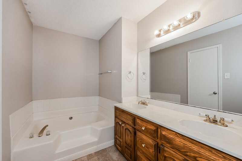 2,405/Mo, 1801 Seminole Trl Mesquite, TX 75149 Main Bathroom View