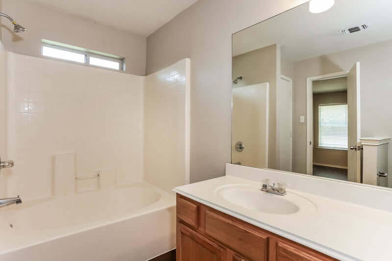 1,775/Mo, 1124 Sandalwood Dr Fort Worth, TX 76140 Main Bathroom View