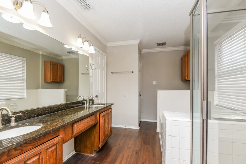 2,275/Mo, 2552 Forest Creek Dr Fort Worth, TX 76123 Main Bathroom View