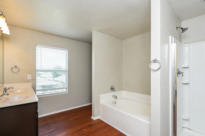 2,255/Mo, 7128 Little Mohican Dr Fort Worth, TX 76179 Main Bathroom View