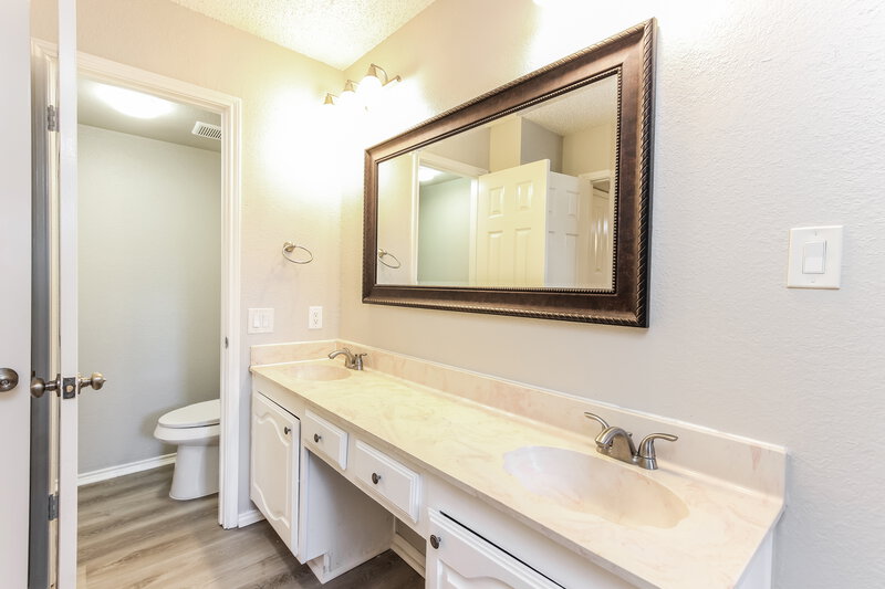1,975/Mo, 401 Longshadow Ln Mesquite, TX 75149 Main Bathroom View