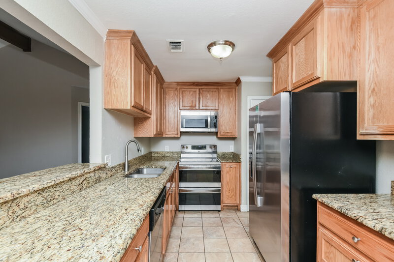 1,780/Mo, 2812 S Meadow Dr Fort Worth, TX 76133 Kitchen View 2