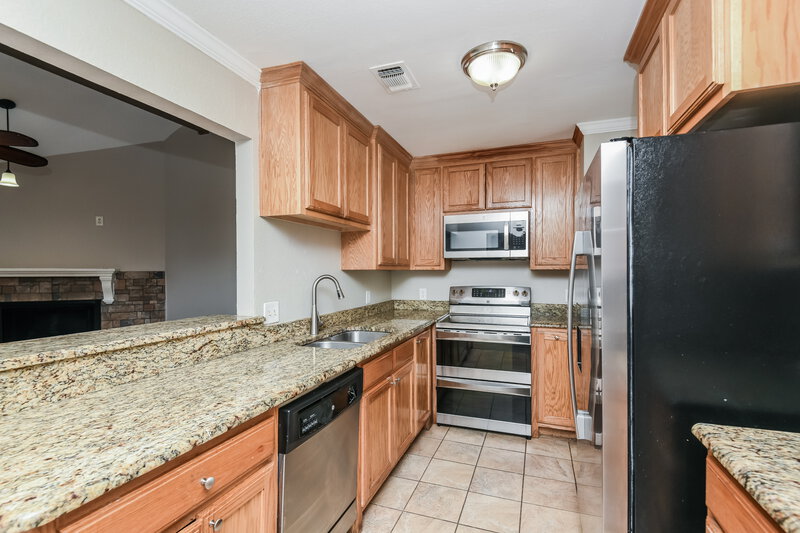 1,780/Mo, 2812 S Meadow Dr Fort Worth, TX 76133 Kitchen View 3