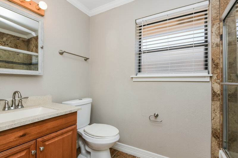 1,780/Mo, 2812 S Meadow Dr Fort Worth, TX 76133 Main Bathroom View