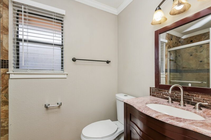 1,780/Mo, 2812 S Meadow Dr Fort Worth, TX 76133 Bathroom View