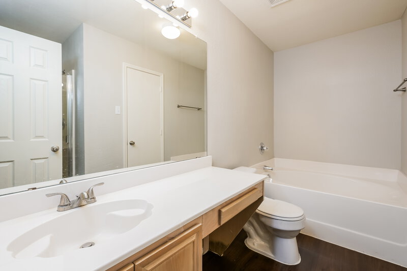 1,945/Mo, 1322 Misty Meadows Dr Midlothian, TX 76065 Main Bathroom View