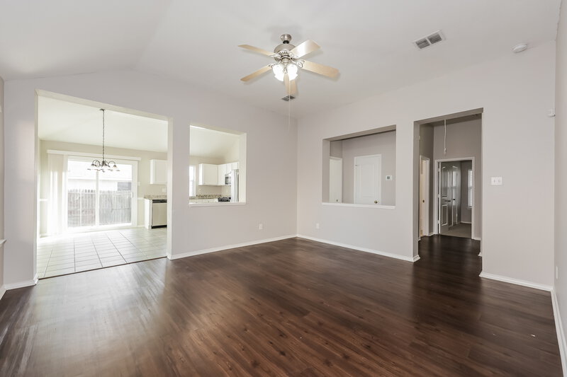 2,080/Mo, 709 Gillon Dr Arlington, TX 76001 Living Room View 3