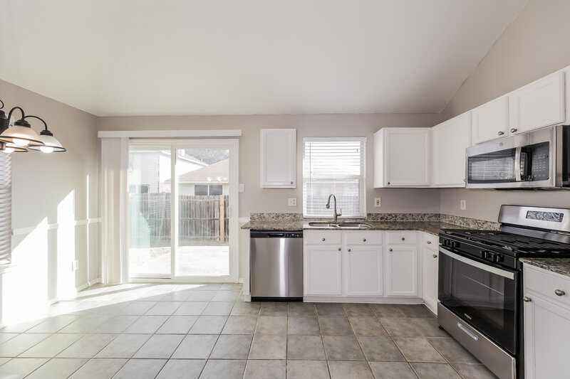 2,080/Mo, 709 Gillon Dr Arlington, TX 76001 Kitchen View