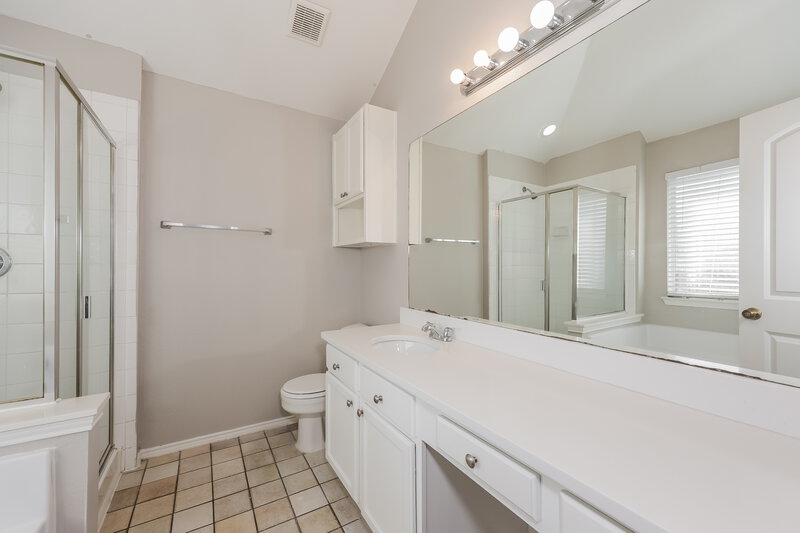 2,080/Mo, 709 Gillon Dr Arlington, TX 76001 Main Bathroom View