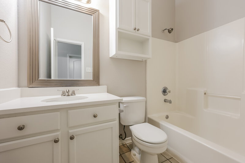 2,080/Mo, 709 Gillon Dr Arlington, TX 76001 Bathroom View