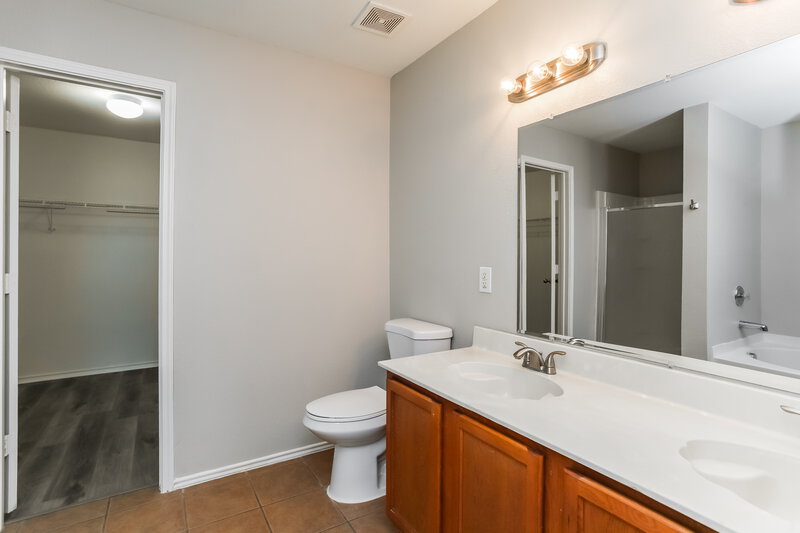 2,195/Mo, 1936 Shasta View Dr Justin, TX 76247 Main Bathroom View