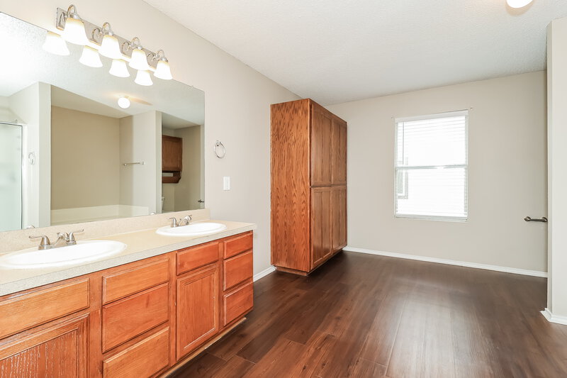 2,150/Mo, 316 Dakota Ridge Dr Fort Worth, TX 76134 Main Bathroom View