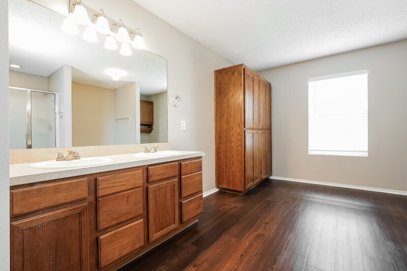 2,150/Mo, 316 Dakota Ridge Dr Fort Worth, TX 76134 Main Bathroom View