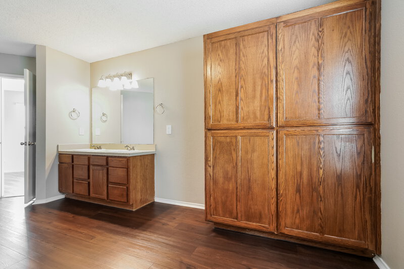 2,150/Mo, 316 Dakota Ridge Dr Fort Worth, TX 76134 Main Bathroom View 2