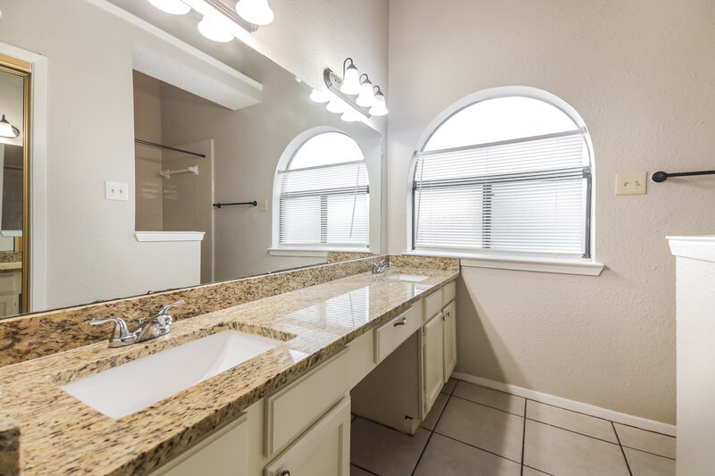 2,040/Mo, 2605 Mountainview Dr Corinth, TX 76210 Main Bathroom View