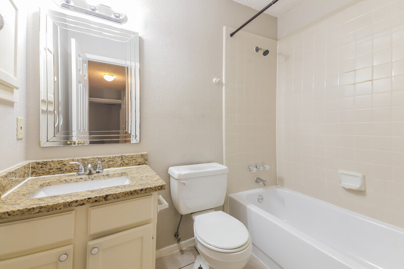 2,040/Mo, 2605 Mountainview Dr Corinth, TX 76210 Bathroom View