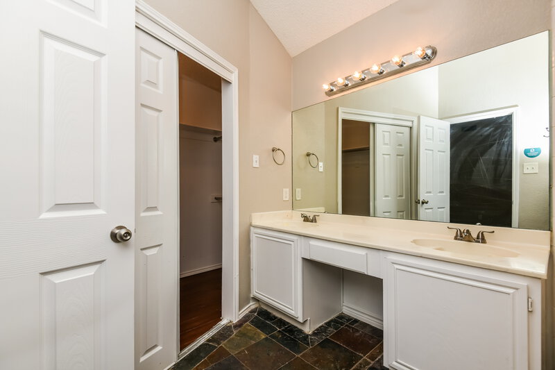 1,975/Mo, 600 Lionel Way Fort Worth, TX 76108 Main Bathroom View