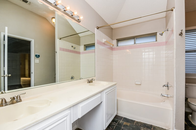 1,975/Mo, 600 Lionel Way Fort Worth, TX 76108 Main Bathroom View 2