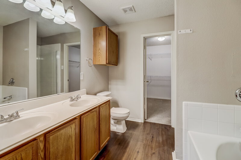 2,730/Mo, 2538 Saint Luke Ln Dallas, TX 75237 Main Bathroom View